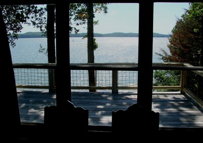 Newly Renovated Lakeside Cottage, Beautiful Lake Views With Adjacent Boat Ramp.
