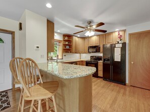 Fridge, microwave, oven, stovetop - LAKE HOUSE, Waterfront Retreat, Eagles, Sunsets on Susquehanna with DOCK  (Pequea)