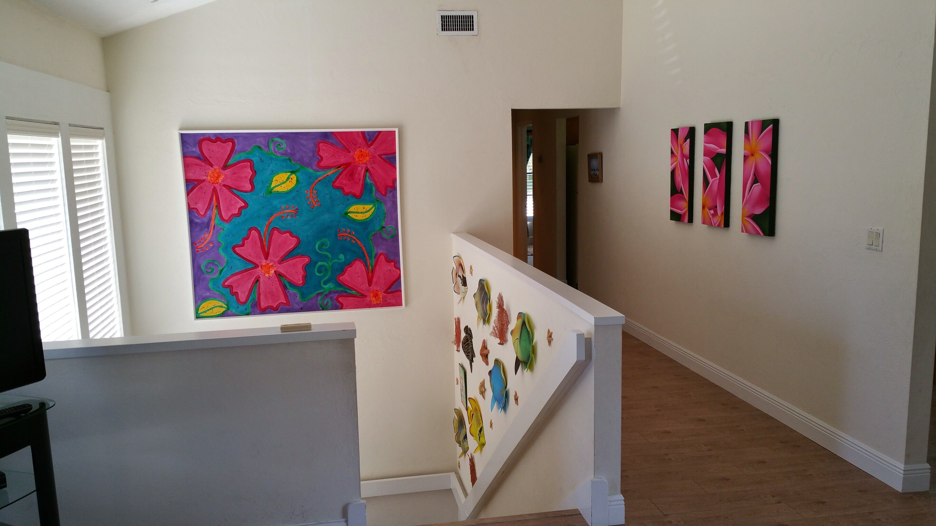 Beautiful & spacious house with cathedral ceiling & múltiple art works.