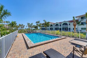 室外游泳池，恒温泳池