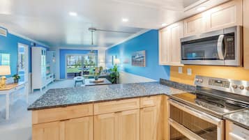 Geladeira, micro-ondas, fogão, cooktop