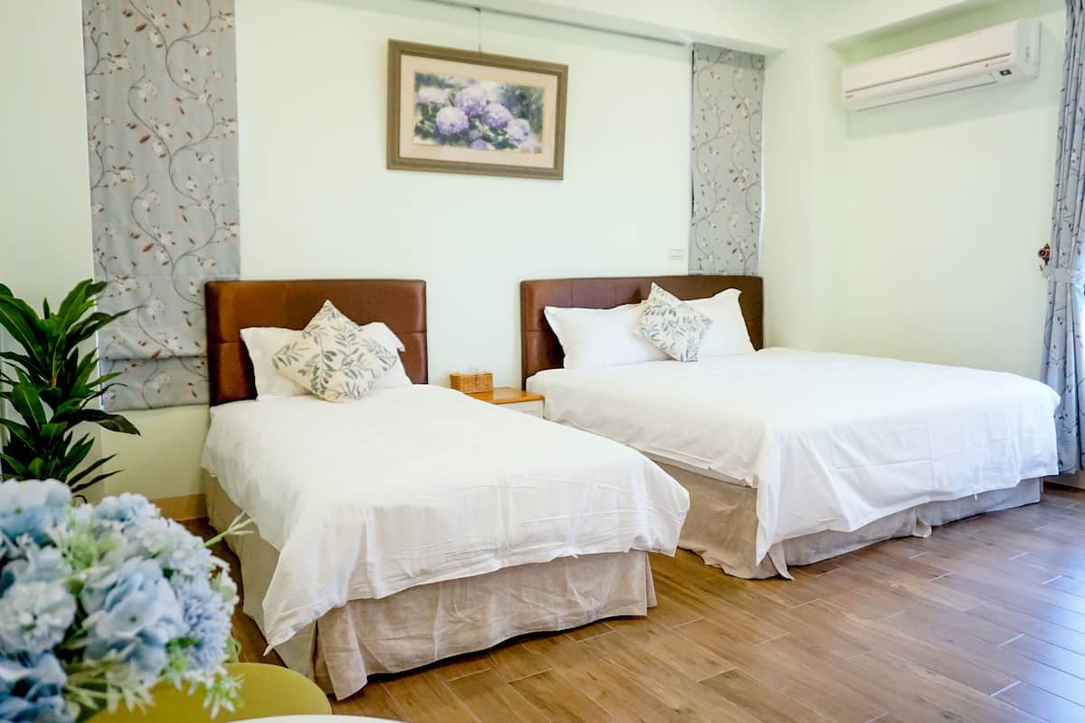Superior Triple Room, Courtyard View | Desk, blackout curtains, soundproofing, free WiFi