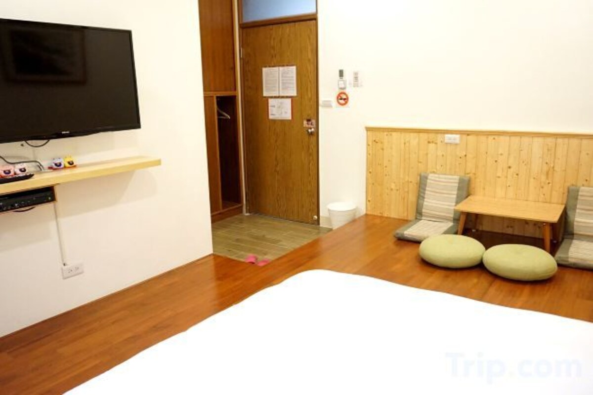 Desk, blackout drapes, soundproofing, WiFi (free)