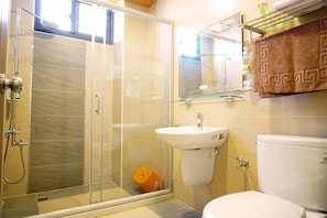 Chambre Triple Supérieure, vue cour intérieure | Salle de bain