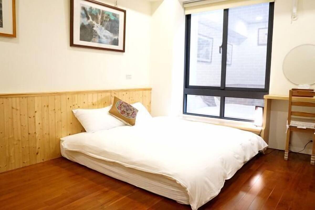 Desk, blackout drapes, soundproofing, WiFi (free)