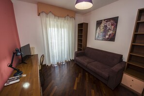 Suite, balkon, uitzicht op zee | Woonruimte | Een 32-inch lcd-televisie met satellietzenders en een televisie