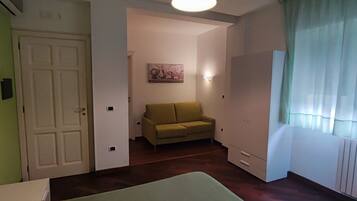 Quarto triplo, vista para o mar | Frigobar, cofres nos quartos, escrivaninha