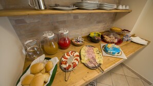Un buffet de petit-déjeuner proposant une variété d’aliments et d’accompagnements.