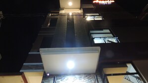 住宿正面 (夜晚)