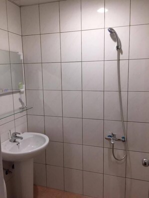 Free toiletries, hair dryer, slippers, towels - Come Inn Taipei IV (Taipei)