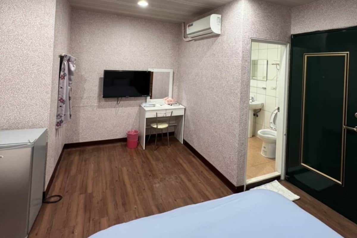 Desk, rollaway beds, free WiFi