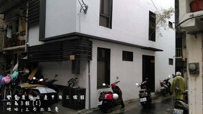 Pintu masuk properti