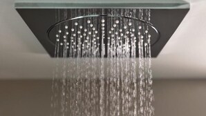 A showerhead with multiple nozzles. - YotelAIR London Gatwick (Gatwick)