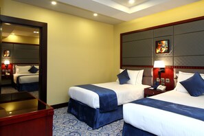 Een minibar, een kluis op de kamer, een bureau, verduisterende gordijnen