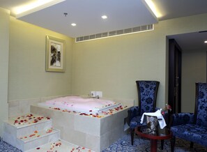 Executive Suite, Jetted Tub | Deep-soaking bathtub