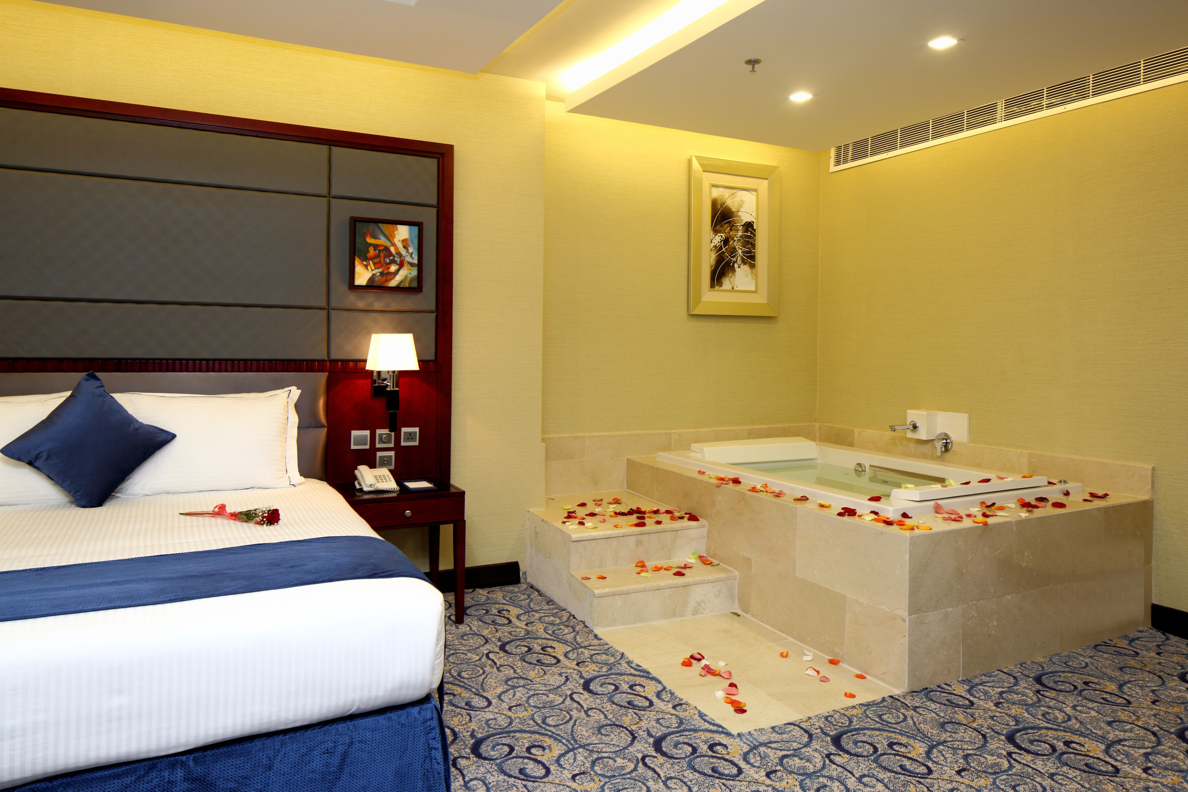 Executive Suite, Jetted Tub | Minibar, in-room safe, desk, blackout curtains