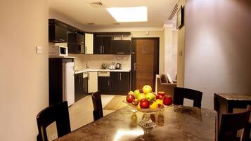 Kühlschrank, Mikrowelle, Herdplatte, Wasserkocher mit Kaffee-/Teezubehör