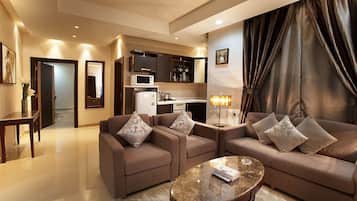 Habitación doble estándar, 2 habitaciones | Sala de estar | Televisión