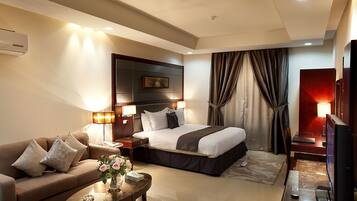 Estudio | Minibar, caja de seguridad en la habitación y cortinas blackout