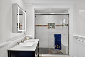 Combined shower/tub, jetted tub, hair dryer, towels