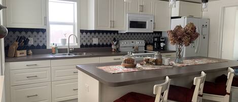 Jääkaappi, mikroaaltouuni, uuni, liesi