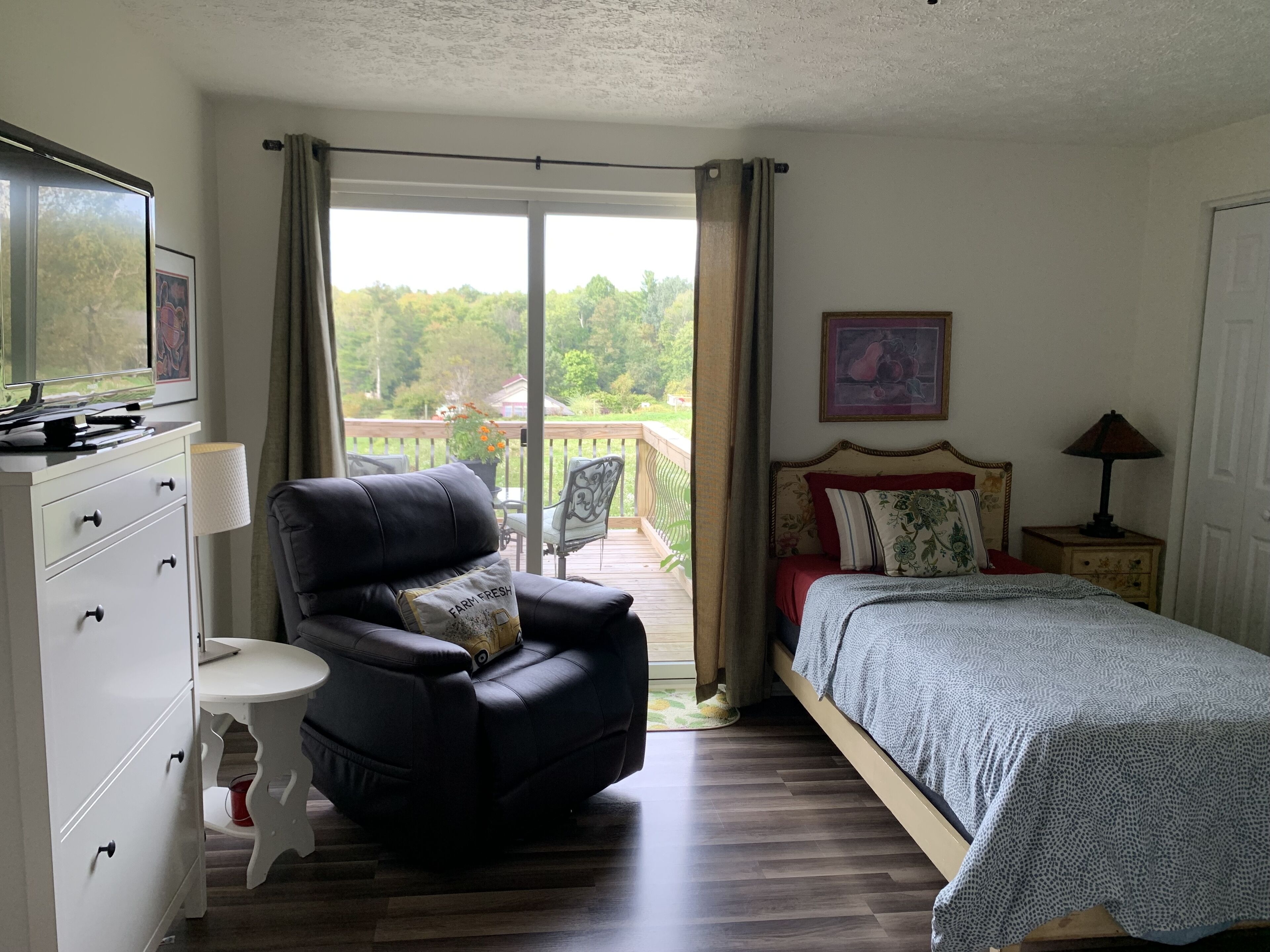 2 chambres, bureau, fer et planche à repasser, lit parapluie