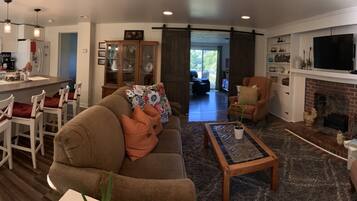 TV connectée, cheminée, lecteur de DVD, livres