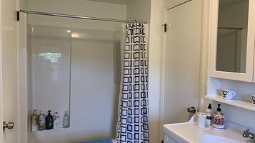 Dusche, Haartrockner, Handtücher, Seife