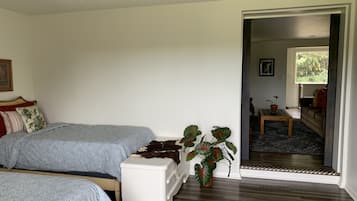 2 Schlafzimmer, Schreibtisch, Bügeleisen/Bügelbrett, Reisekinderbett