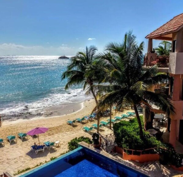 Na praia, espreguiçadeiras, toalhas de praia