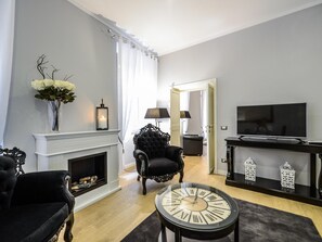 Smart TV, fireplace