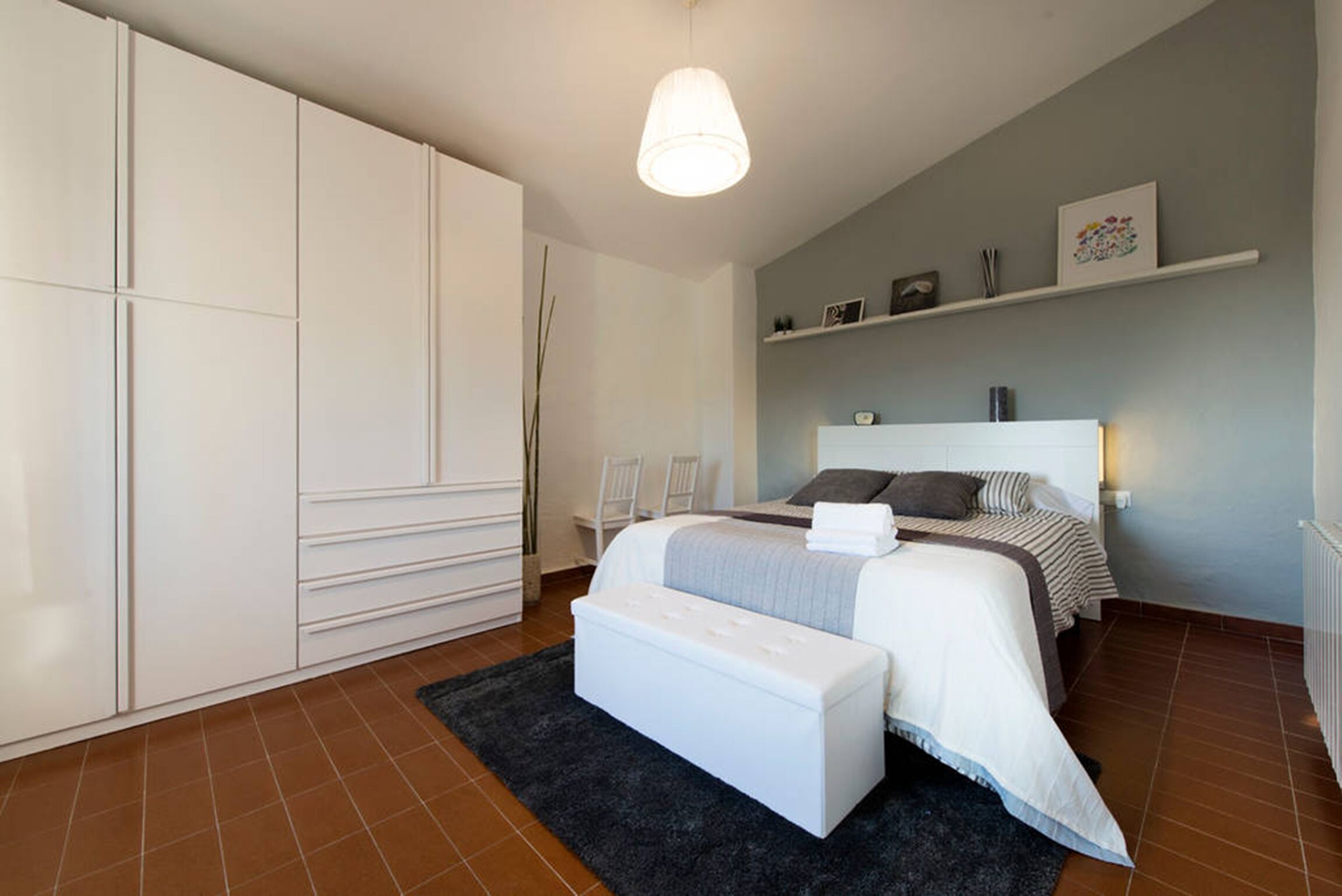 3 slaapkamers, een strijkplank/strijkijzer, reisbedje, gratis wifi