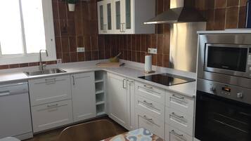 Jääkaappi, mikroaaltouuni, uuni, liesi