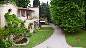 Ein zweistöckiges Gebäude mit einem Gartenweg, der zu einer Tür führt.