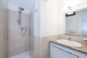 Baignoire, sèche-cheveux, bidet, serviettes fournies