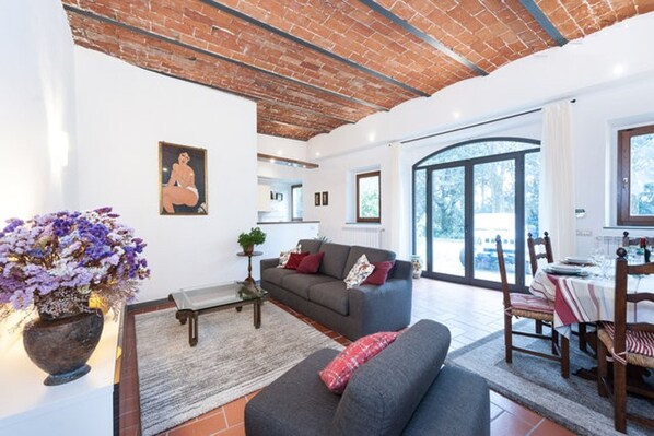 Televisión, reproductor de DVD, futbolito y tenis de mesa 