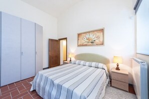 2 habitaciones, tabla de planchar con plancha y cuna de viaje 