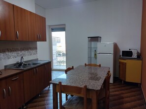 Kjøleskap, ovn, kokeplater og kaffetrakter/tekoker