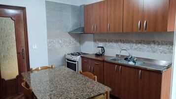 Fridge, oven, stovetop, coffee/tea maker