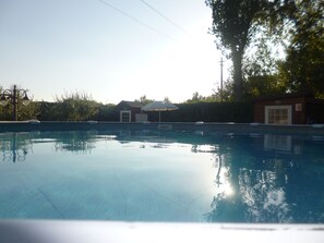 Una piscina al aire libre, una piscina climatizada