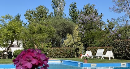 Villa lavanda situada en un hermoso terreno cerca de la piscina