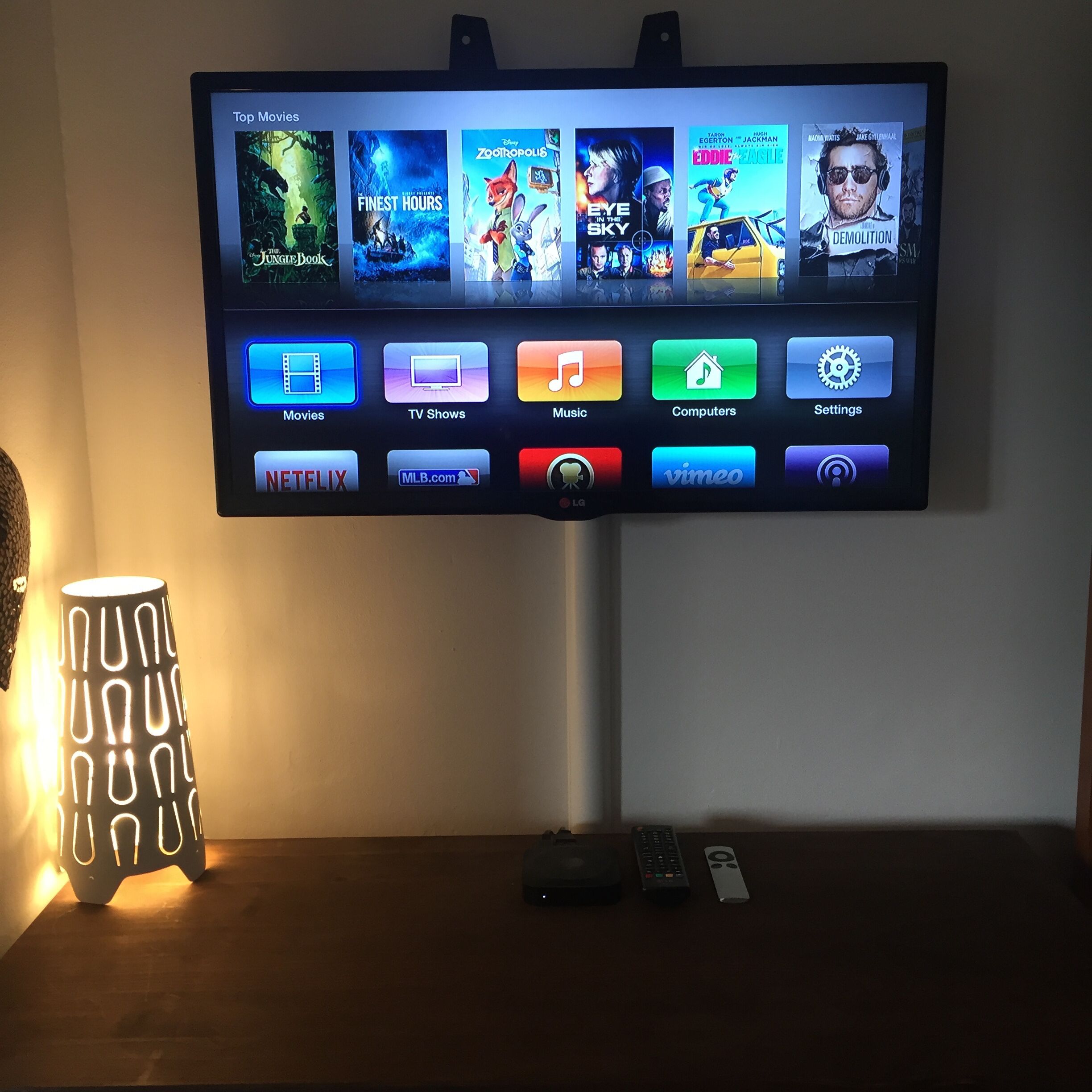 Ein flachbildfernseher an der Wand zeigt eine Auswahl an Filmen und Fernsehsendungen.