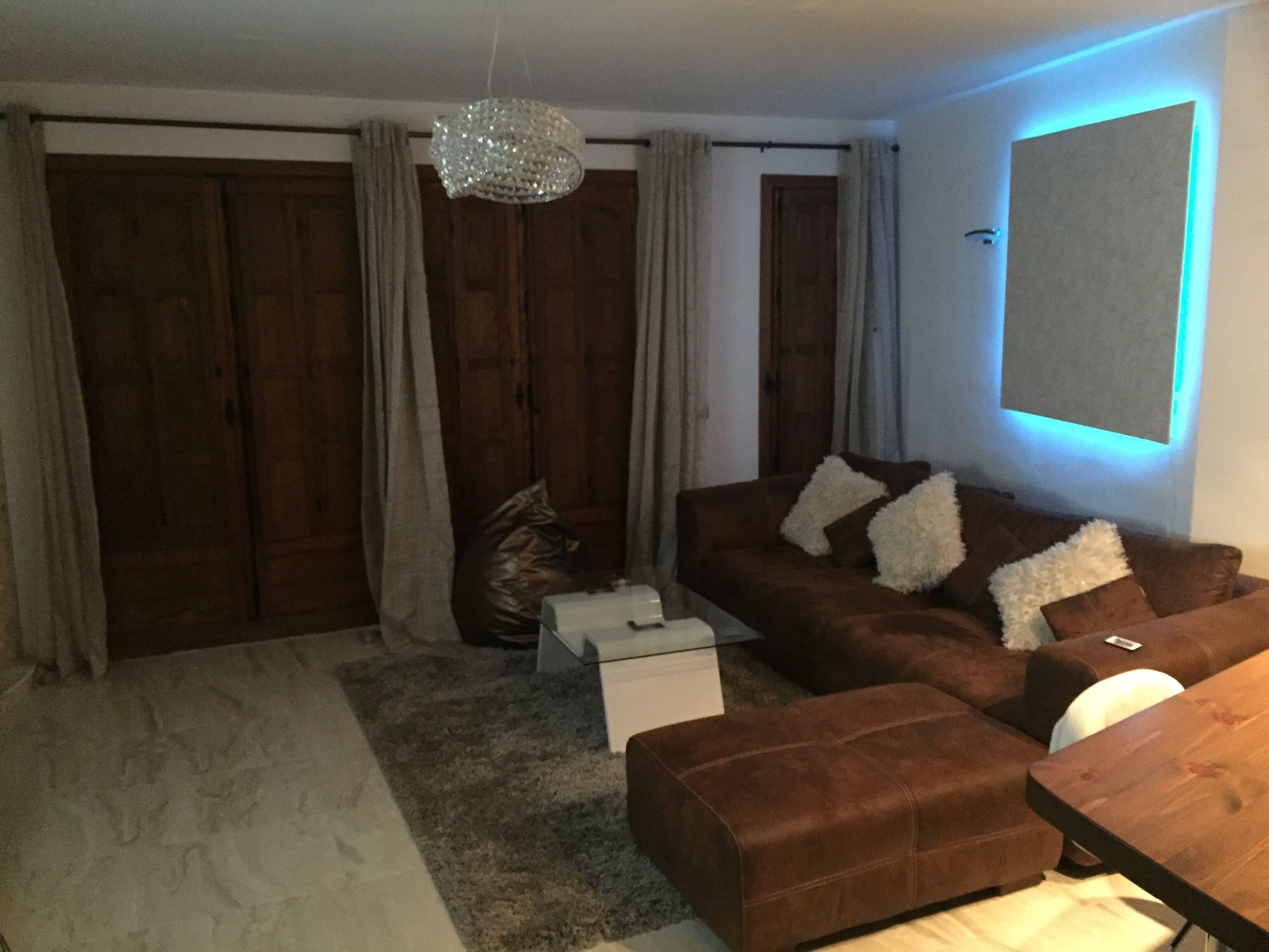 Een smart-tv, een open haard, videogames en een dvd-speler