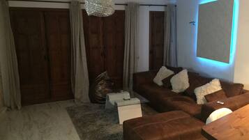 Een smart-tv, een open haard, videogames en een dvd-speler