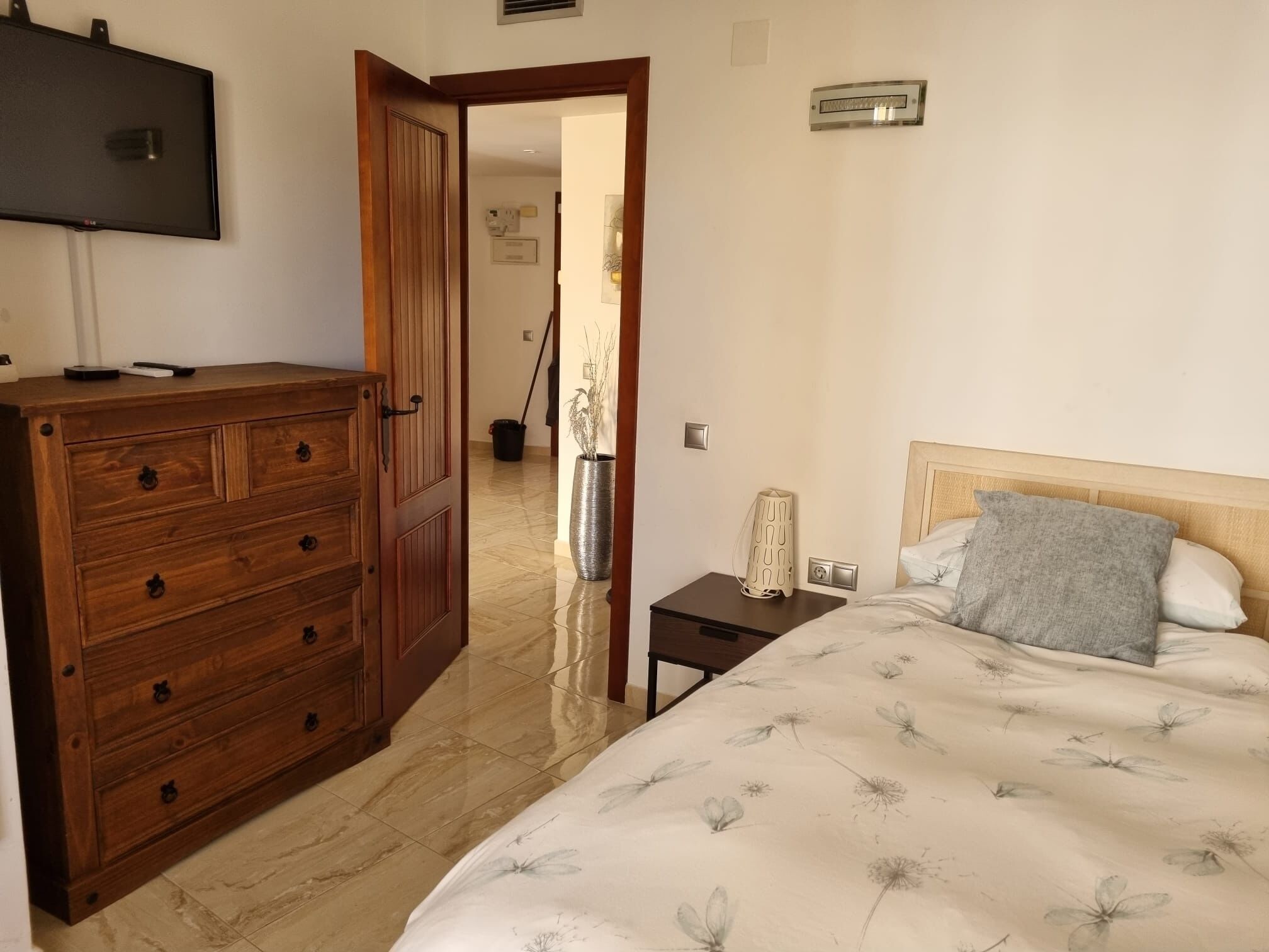 2 slaapkamers, een strijkplank/strijkijzer, gratis wifi, beddengoed