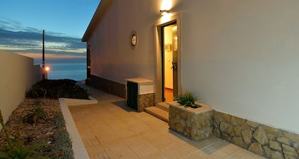 Huvila Atlantin valtameren yli Magoito-Sintrassa