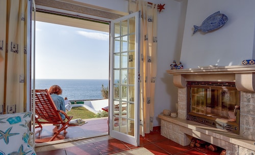 Huvila Atlantin valtameren yli Magoito-Sintrassa