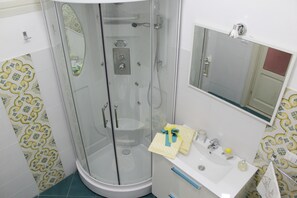 Regadera, secadora de cabello, bidet, toallas 