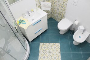 Regadera, secadora de cabello, bidet, toallas 