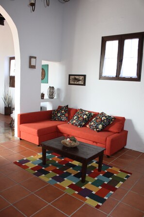 Fernseher, Kamin, Bücher